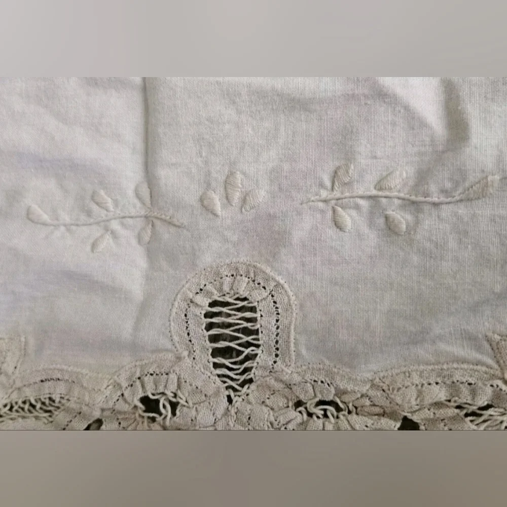 Antique Ivory White Woven Elegant Crocheted Lacey Lace Table Runner 12×31